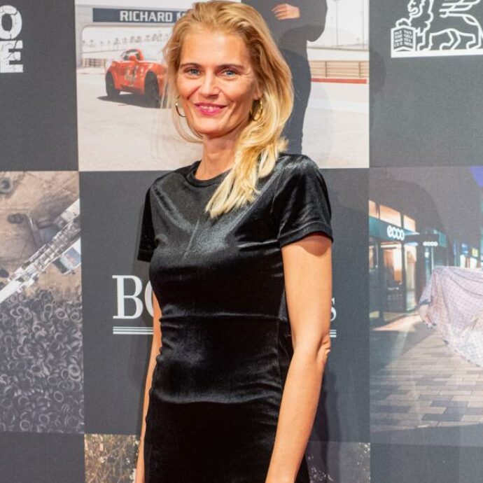 “Vivevo sano, mi consideravo immune dalle malattie. Poi una mattina sotto la doccia ho sentito un sassolino: era un tumore al seno”: parla Claudia Zanella