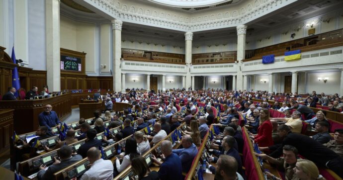 Kiev, nuova indagine per corruzione: coinvolti alcuni deputati. Impedito l’accesso in Parlamento agli investigatori