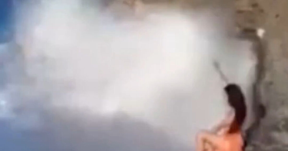 Si mette in posa per scattare una foto nel “Bagno di Cleopatra” e viene travolta da un’onda che la trascina in mare aperto: turista salva per miracolo