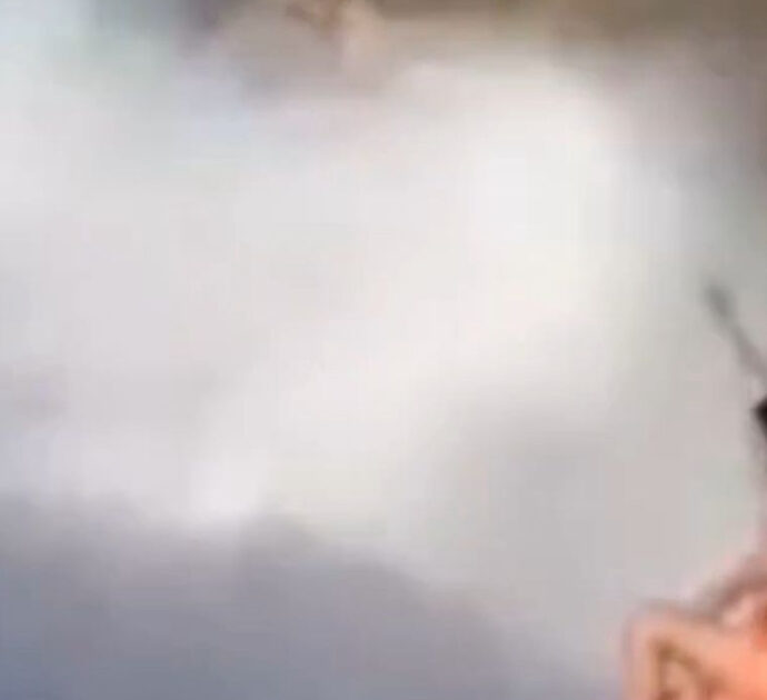 Si mette in posa per scattare una foto nel “Bagno di Cleopatra” e viene travolta da un’onda che la trascina in mare aperto: turista salva per miracolo