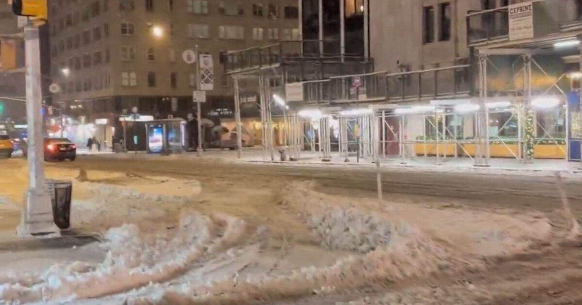 Una bufera di neve si abbatte su New York: oltre 1600 voli cancellati e strade di Manhattan semideserte, a rischio il Capodanno a Times Square