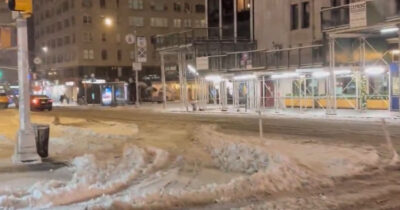 Copertina di Una bufera di neve si abbatte su New York: oltre 1600 voli cancellati e strade di Manhattan semideserte, a rischio il Capodanno a Times Square