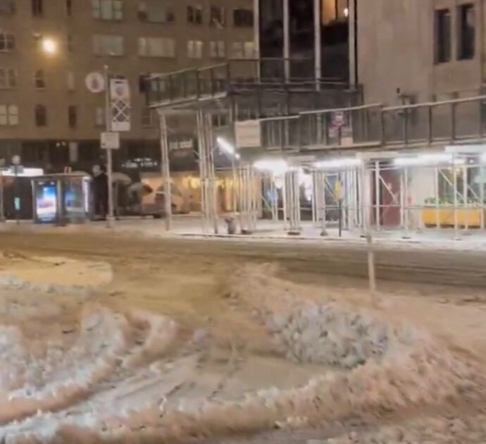 Una bufera di neve si abbatte su New York: oltre 1600 voli cancellati e strade di Manhattan semideserte, a rischio il Capodanno a Times Square