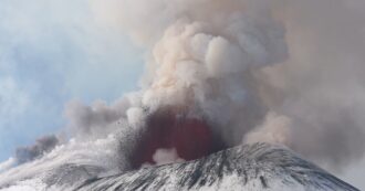 Copertina di Spettacolari fontane di lava dall’Etna, i getti alti fino a 300-400 metri: il video dal cratere di Nord-Est