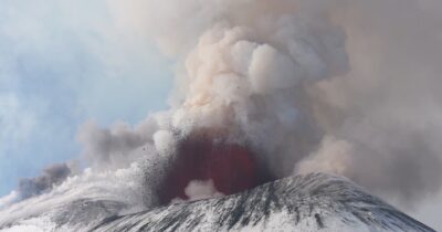 Copertina di Spettacolari fontane di lava dall’Etna, i getti alti fino a 300-400 metri: il video dal cratere di Nord-Est