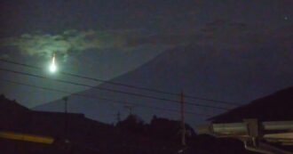 Copertina di Misteriosa palla di fuoco “sfiora” il Monte Fuji e illumina la notte giapponese: il video virale