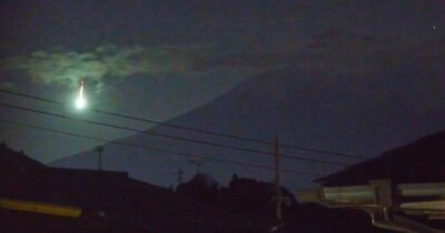 Copertina di Misteriosa palla di fuoco “sfiora” il Monte Fuji e illumina la notte giapponese: il video virale