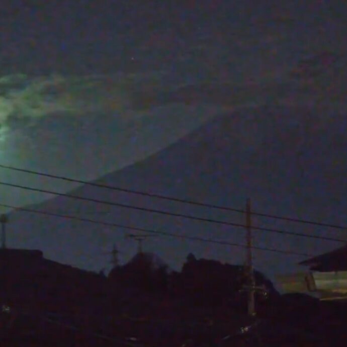 Misteriosa palla di fuoco “sfiora” il Monte Fuji e illumina la notte giapponese: il video virale
