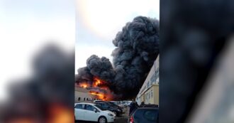 Copertina di Bari, maxi-incendio in un capannone industriale: “Restate in casa con finestre chiuse”. Il video del rogo
