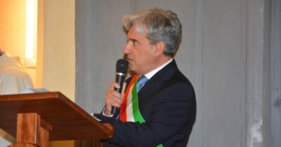 Copertina di Sindaco aggredito in strada nel Salernitano: colpito violentemente con un bastone. È ricoverato con diverse fratture