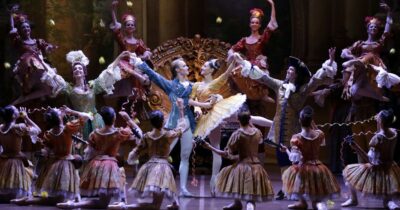 Copertina di Alla Scala la fiaba diventa realtà con la Prima de “La Bella addormentata” dedicata a Giorgio Armani: il bacio finale tra Nicoletta Manni e Timofej incanta il pubblico