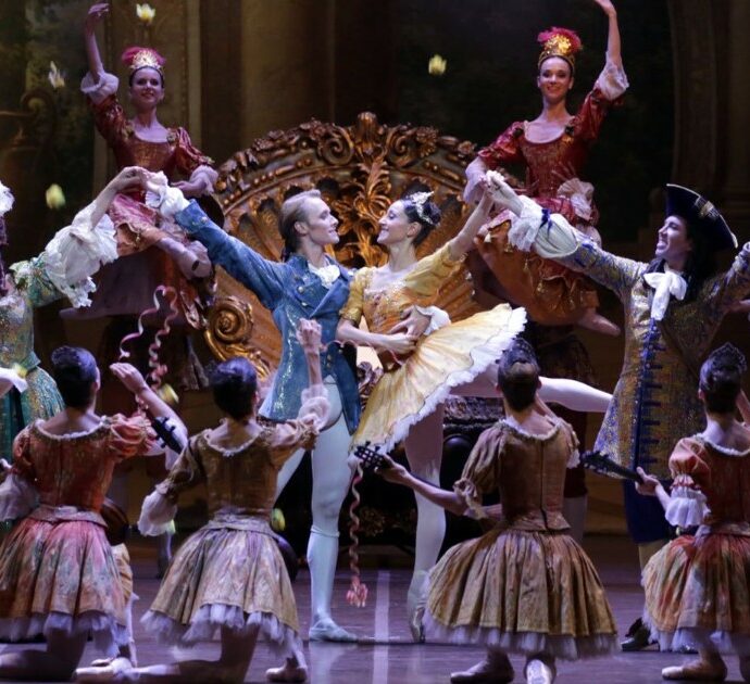 Alla Scala la fiaba diventa realtà con la Prima de “La Bella addormentata” dedicata a Giorgio Armani: il bacio finale tra Nicoletta Manni e Timofej incanta il pubblico