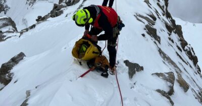 Copertina di Escursionista 31enne travolto da una valanga sulla Marmolada: recuperato in un crepaccio, è gravissimo