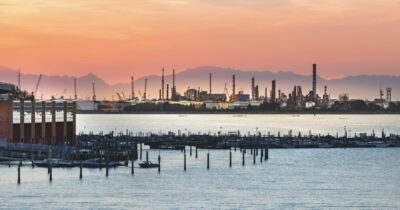 Copertina di Maxi ciminiera Eni alle porte della Laguna: il Comune dice ‘no’, ma il Porto dà via libera