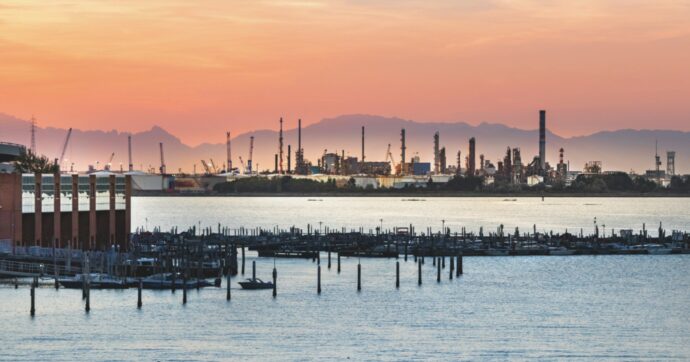 Maxi ciminiera Eni alle porte della Laguna: il Comune dice ‘no’, ma il Porto dà via libera