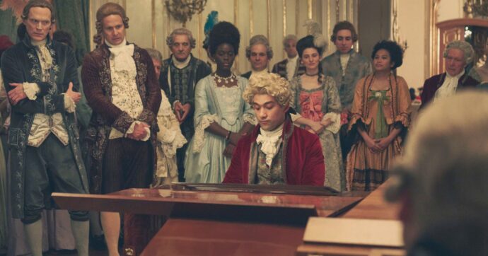 Copertina di Mozart: tra genio e gelosia, Nicolas Cage  è in “nero” e la sveglia per  Castellucci