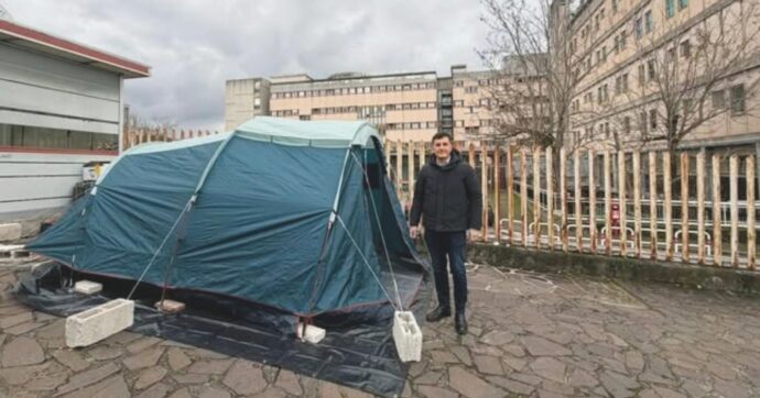 Isernia, sindaco dorme in tenda contro i tagli alla sanità. Regione: “Protesta strumentale”