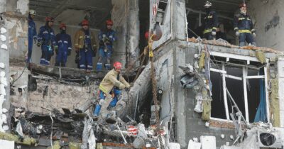 Copertina di Putin: “Pace o avanti al fronte. ”L’Ue: “Garanzie per l’Ucraina”. A Mar-A-Lago l’incontro tra Zelensky e Trump