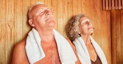 Copertina di “Fare la sauna finlandese allunga la vita, ha un effetto antinfiammatorio e benefici per l’organismo”: lo studio e il parere dell’esperto