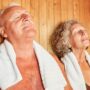 Copertina di “Fare la sauna finlandese allunga la vita, ha un effetto antinfiammatorio e benefici per l’organismo”: lo studio e il parere dell’esperto