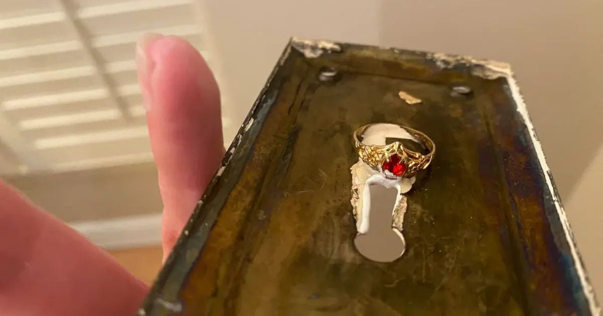 “C’era un sacco di vernice sopra, ma quando siamo riusciti a toglierla abbiamo fatto una scoperta sconvolgente: avevano nascosto così un anello”: la storia è virale