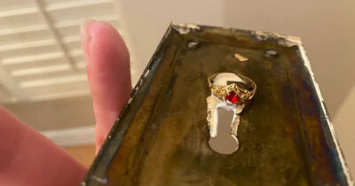 Copertina di “C’era un sacco di vernice sopra, ma quando siamo riusciti a toglierla abbiamo fatto una scoperta sconvolgente: avevano nascosto così un anello”: la storia è virale