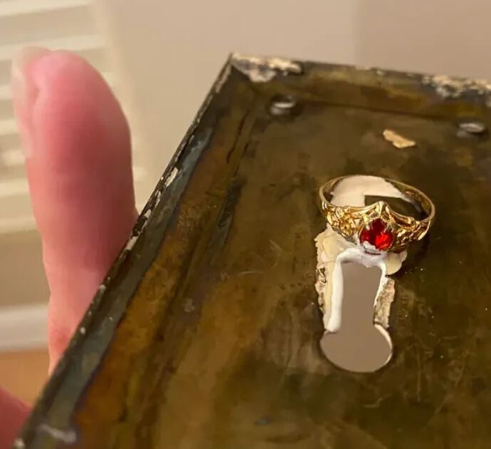 “C’era un sacco di vernice sopra, ma quando siamo riusciti a toglierla abbiamo fatto una scoperta sconvolgente: avevano nascosto così un anello”: la storia è virale