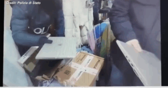 Copertina di Finanziamenti ad Hamas, sequestrato un milione di euro in contanti: pc e dispositivi elettronici nascosti in un’intercapedine – Video