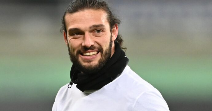 È Andy Carroll: svelato il mistero dell’ex attaccante di Premier arrestato in aeroporto a Londra. Rischia fino a 5 anni di carcere