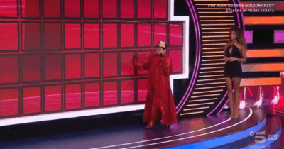 Copertina di “Tu fai come se non te ne fregasse niente. Devi sfiorare le caselle con sensualità, le devi accarezzare. Mi fai impazzire…”: così Cristiano Malgioglio ‘rimprovera’ Samira Lui