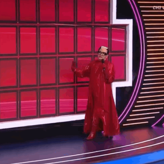 “Tu fai come se non te ne fregasse niente. Devi sfiorare le caselle con sensualità, le devi accarezzare. Mi fai impazzire…”: così Cristiano Malgioglio ‘rimprovera’ Samira Lui