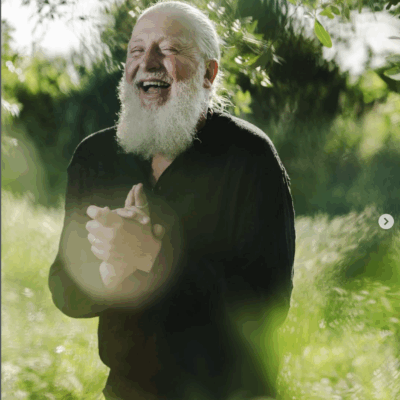 Copertina di “Il nostro cervello è come un ascensore progettato per 6 persone in cui ne entrano 15, va in crash”: i consigli dello psicologo Richard Romagnoli