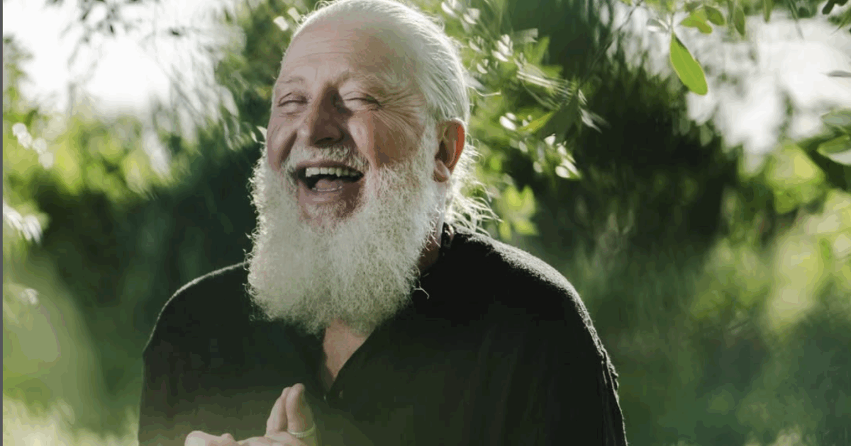 “Il nostro cervello è come un ascensore progettato per sei persone: se ne entrano quindici, va in crash. Il silenzio è una necessità biologica”: i consigli dello psicologo Richard Romagnoli