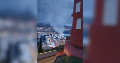Copertina di Impressionante tromba marina devasta la baia a Puerto de Mazarrón: oggetti “aspirati” a più di un chilometro di distanza