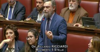 Copertina di Ricciardi (M5s) attacca FdI in Aula: “I veri antisemiti siete voi, il vostro capogruppo con la svastica” – Video
