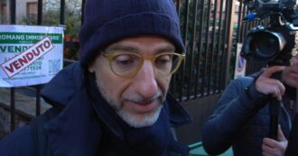 Copertina di Milano, giovane trovata senza vita in un cortile. Il pm esclude la caduta: “Qualcosa di strano c’è” – Video