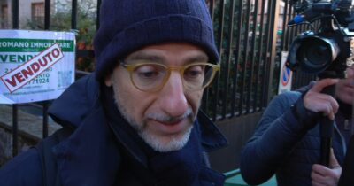 Copertina di Milano, giovane trovata senza vita in un cortile. Il pm esclude la caduta: “Qualcosa di strano c’è” – Video