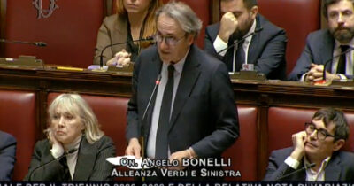 Copertina di Manovra, l’ira di Bonelli: “Meloni ha commissariato il Parlamento. State trasformando l’Italia in un’economia di guerra”