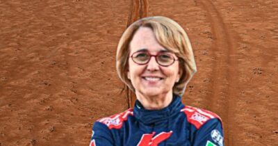 Copertina di “A 70 anni faccio la mia ultima Dakar. Dormo in tenda, senza assistenza: montiamo tutto da soli, lavoro vero”: l’annuncio di Fabrizia Pons