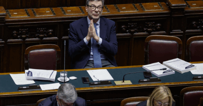 Copertina di Stop all’aumento dell’età pensionabile, flat tax per i giovani, crisi idrica in Irpinia e nuove mance: le richieste della maggioranza negli odg alla manovra