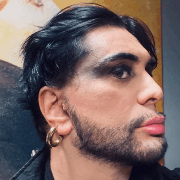 “David Bowie? Antipatico e geloso. Oggi vedo tante imitazioni: Achille Lauro, Maneskin, Rosa Chemical. Non imitano me, ma un’epoca che non si ripeterà, firmati da capo a piedi “: così Ivan Cattaneo