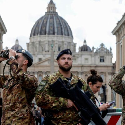Copertina di Manovra, scontro tra FdI e Lega sui militari in strada Il blitz dei meloniani: fondi per 30mila soldati in più