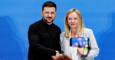 Copertina di Manovra, il governo dona 50 milioni a Kiev. Ma per i tecnici del Senato sono “aiuti di Stato”: “Rischio procedura d’infrazione”