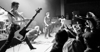 Copertina di Sputi, spille da balia, moda e risse: nel ’76 divampa il fuoco punk