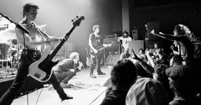 Copertina di Sputi, spille da balia, moda e risse: nel ’76 divampa il fuoco punk