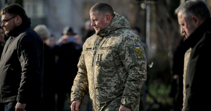 Zaluzhny, l’ex generale pronto a rientrare in Ucraina: “Può fare il premier”