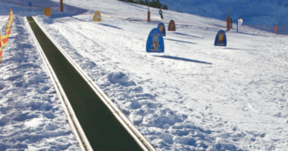 Rimane incastrato sul tapis roulant che collega il parcheggio alla pista da sci: muore a cinque anni mentre è in vacanza con la famiglia