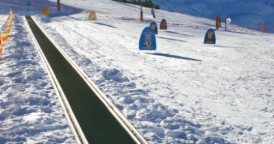 Copertina di Rimane incastrato sul tapis roulant che collega il parcheggio alla pista da sci: muore a cinque anni mentre è in vacanza con la famiglia