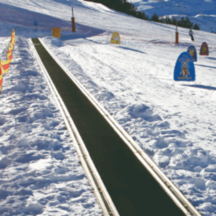 Rimane incastrato sul tapis roulant che collega il parcheggio alla pista da sci: muore a cinque anni mentre è in vacanza con la famiglia