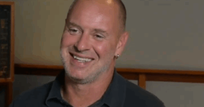 Copertina di “Sul set ho incontrato ‘due cani e una cagna maledetta’. A un certo punto volevo imparare il cinese, mio papà mi disse ‘lascia perdere, così un miliardo e mezzo di cinesi non saprà che sei un co******'”: così Pietro Sermonti